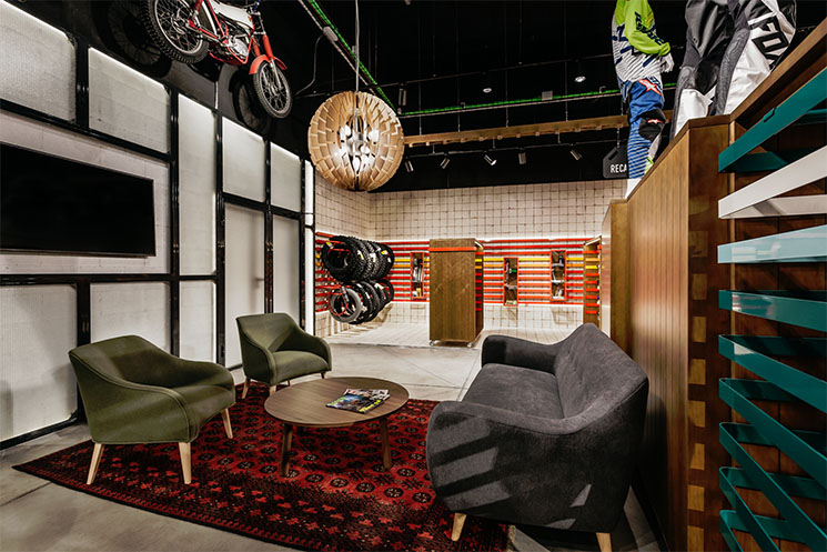 /moremoto-racing-salon.jpg
