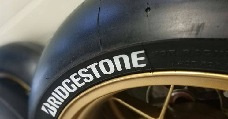 neumatico-slick-moto-bridgestone.jpg