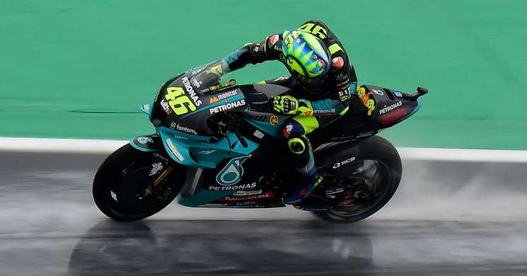 valentino-rossi-mirando-havia-detras