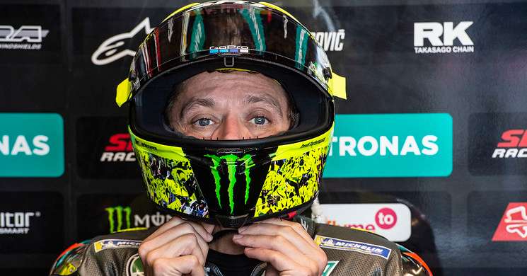 Valentino-Rossi-poniendose-el-casco