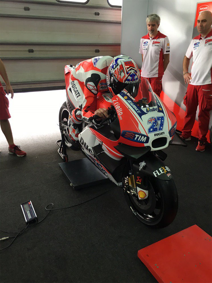 stoner-desmosedici-gp15-2016-2.jpg
