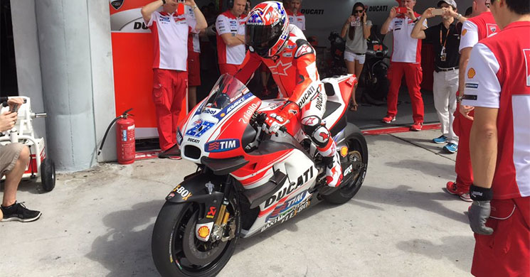 stoner-desmosedici-gp15-2016.jpg