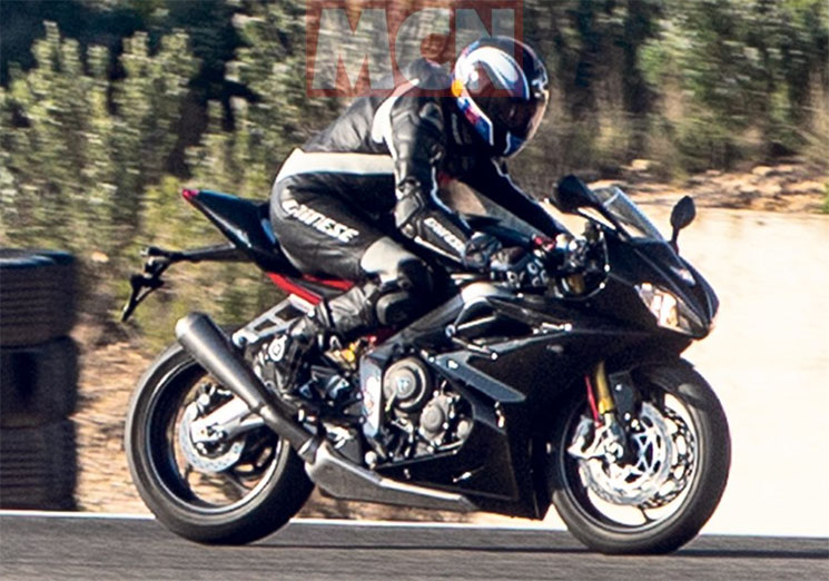 triumph-daytona-765-2(2).jpg