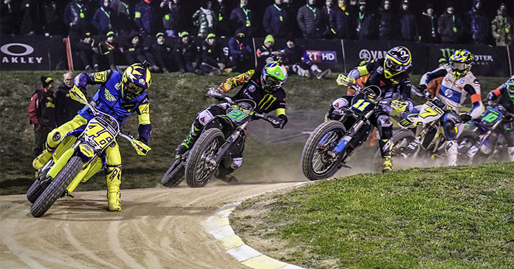 valentino-rossi-100-kms-campeones.jpg