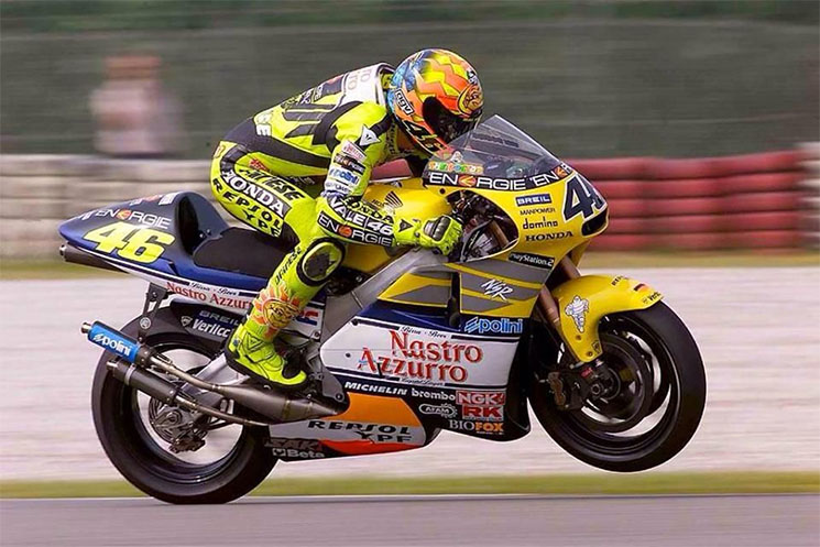 valentino-rossi-2001-nastro-azzurro.jpg