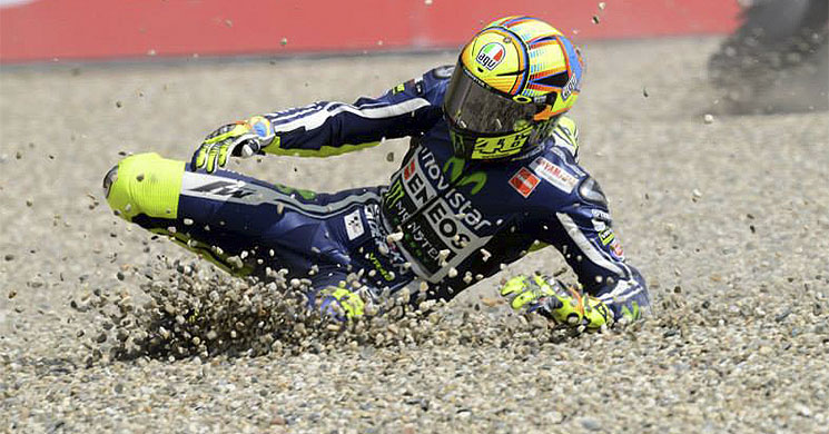 /valentino-rossi-dainese-caida.jpg