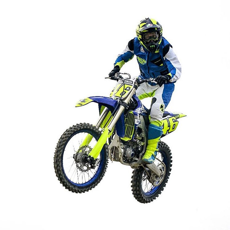 valentino-rossi-salto-motocross-ca.jpg