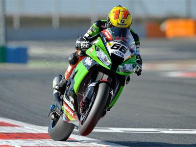 Tom Sykes subasta su casco de Magny Cours para ayudar a Lascorz