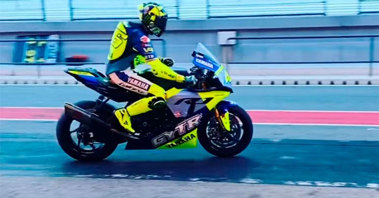 Rossi se enfunda el mono y vuelve a subirse a su Yamaha R1M en Portimao ...