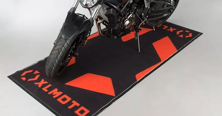 Alfombra ecológica para moto: no manches el suelo y trabaja más cómodo