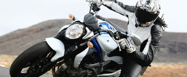 chica en moto