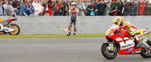 stoner aplaudiendo a rossi